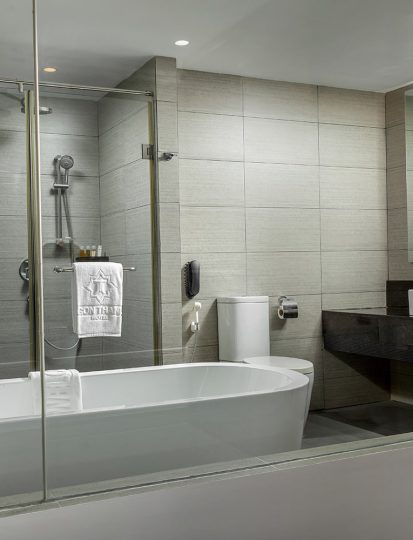 Premier Corner Suite bathtub